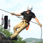 Wolike 10,20 Meters Length Professional Climbing Rope Rappelling Abseiling Rope Outdoor Excursions Accessories 10mm Diameter 12KN Escape High Resistance Rope With Two Carabiners - Image 4